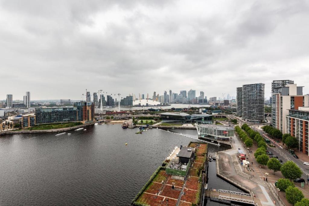 Excel Dock Apartments Лондон Екстер'єр фото