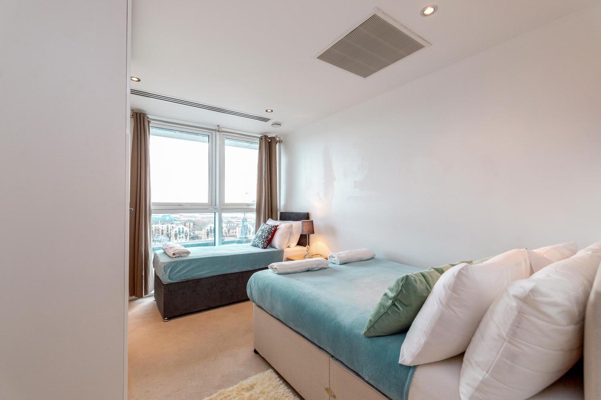 Excel Dock Apartments Лондон Екстер'єр фото
