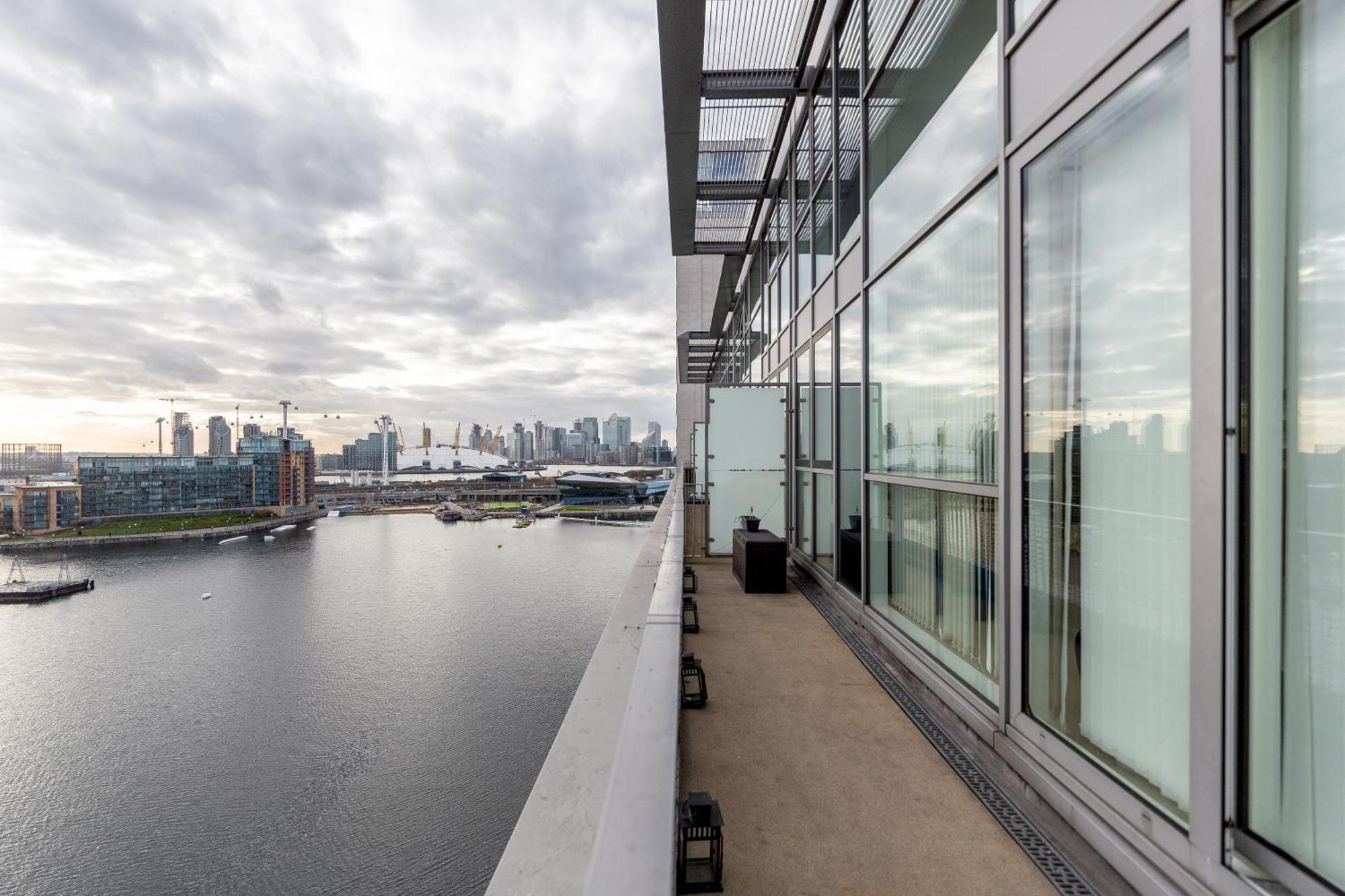 Excel Dock Apartments Лондон Екстер'єр фото