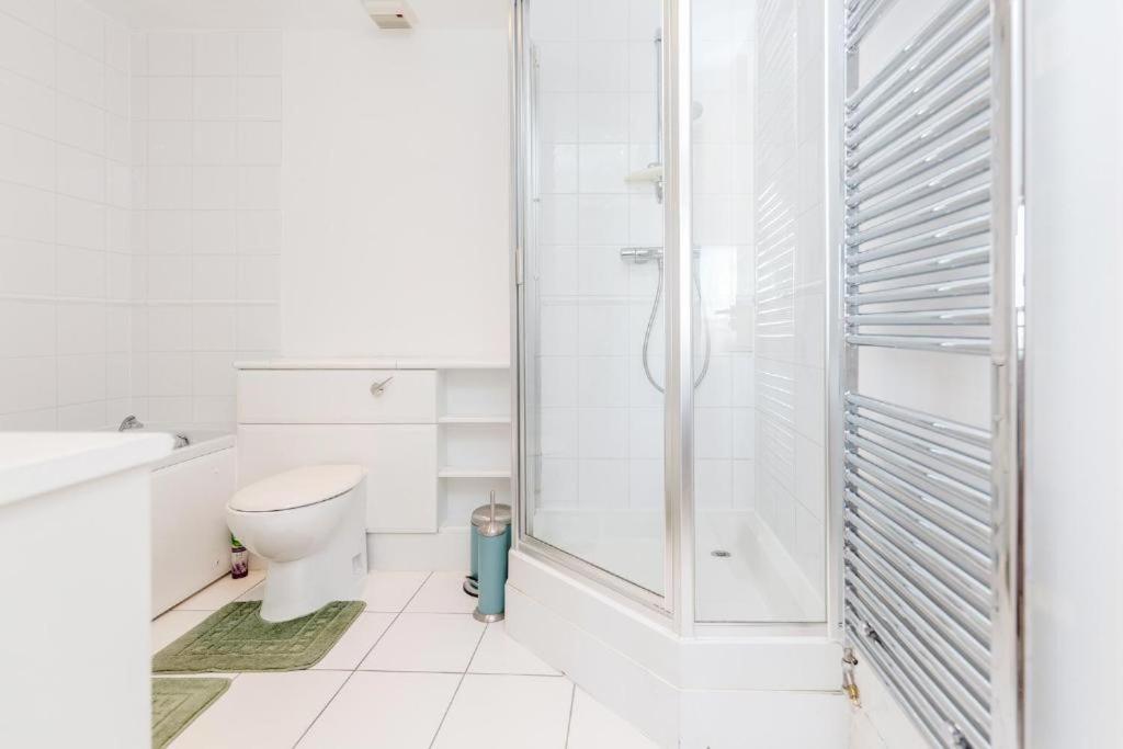 Excel Dock Apartments Лондон Екстер'єр фото